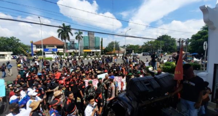 Ribuan Massa Karawang Utara Bergerak Kepung Plaza Pemda, Tuntut Perbaiki Jalan Rusak
