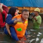 Petugas Gabungan Evakuasi Karyawan PT Lamicitra Terdampak Banjir Rob