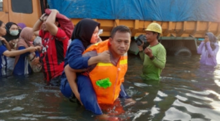 Petugas Gabungan Evakuasi Karyawan PT Lamicitra Terdampak Banjir Rob