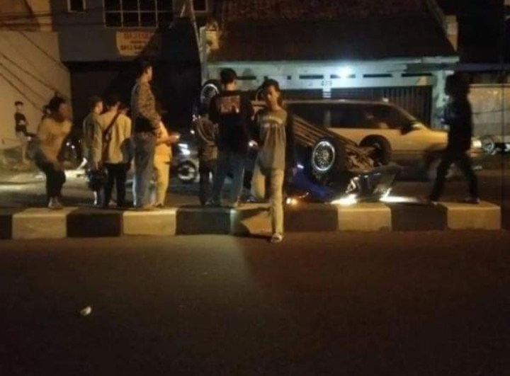 BREAKING NEWS: Minim Penerangan, Mobil Hantam Pembatas Jalan di Cinangoh Karawang