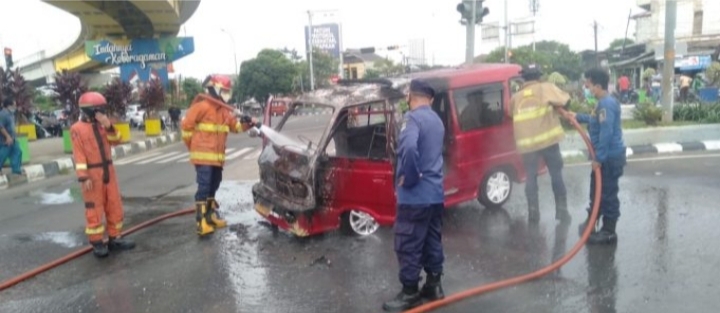 Angkot Terbakar di Bawah Fly Over Bekasi Timur, Diduga Akibat Korsleting Dibagian Starter