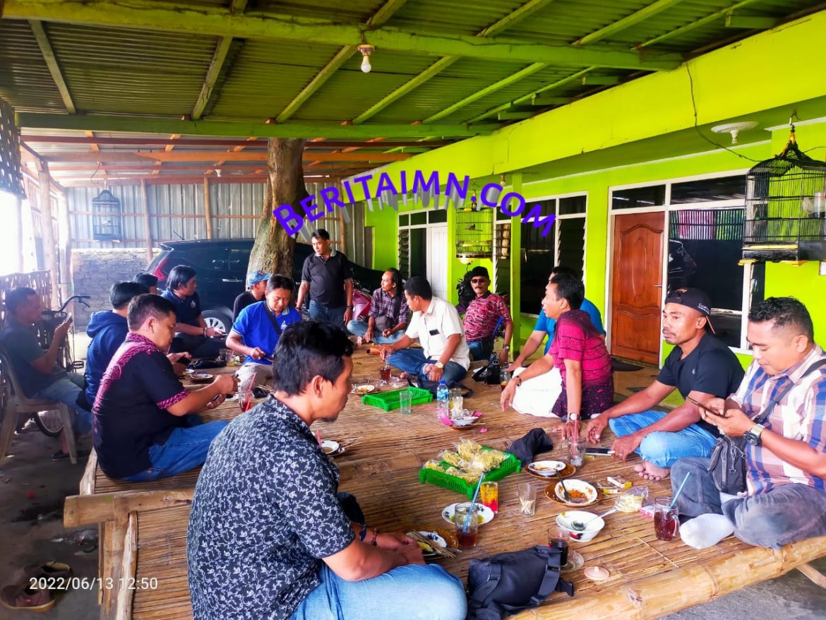 Sambil makan sate Aba Tohir jalin silaturahmi dengan Aliansi Wartawan Sampang (AWAS)