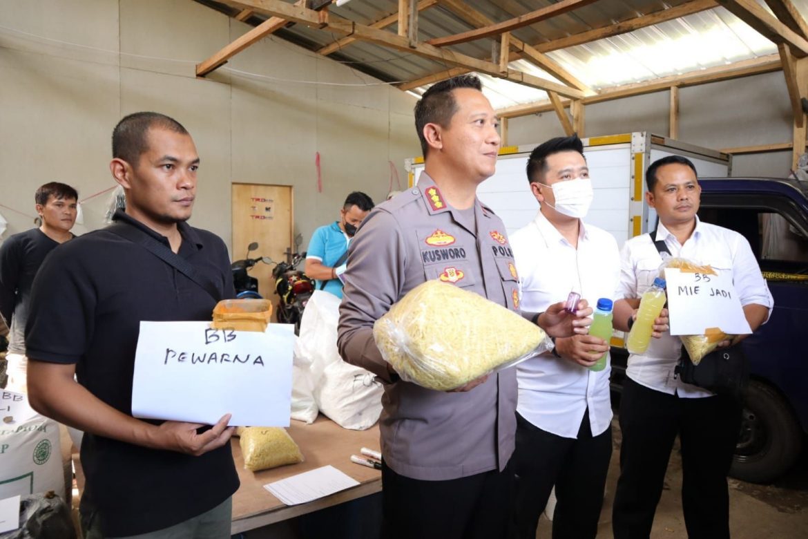 Polisi Gerebek Pabrik Mie Berfomalin di Bandung, Sehari Bisa Produksi 2 Ton