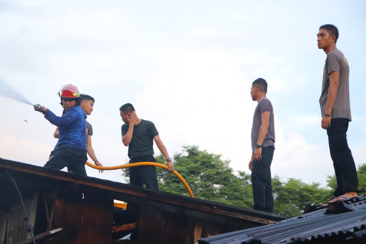 Kapolda Sulut Turun Langsung ke Lokasi Kebakaran Rumah di Manado, Armada Pemadam Ditambah