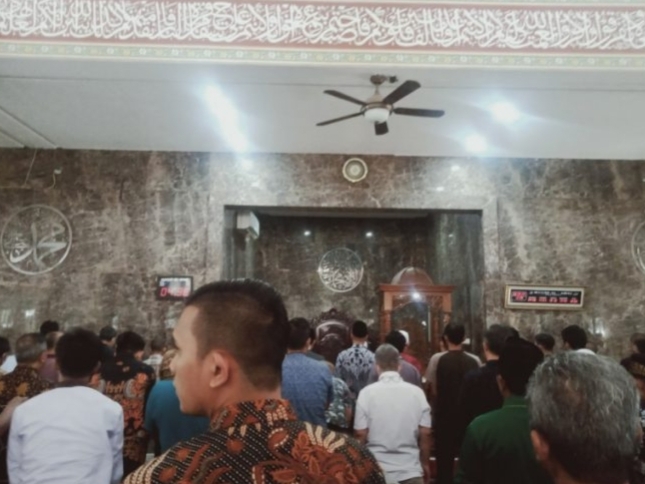 Ba’da Jumat, Jemaah Masjid Al Amal Pemda Karawang Gelar Shalat Ghaib untuk Eril dan Camat Tirtajaya yang Meninggal