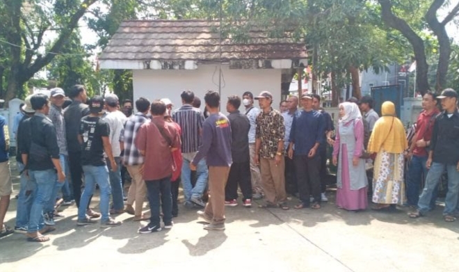 Puluhan Warga Desa Telukambulu Geruduk Kantor DPMD Karawang, Minta PAW Kades Ditunda