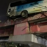 Bus Karyawan Nyaris Terjun dari Jembatan Flyover Karawang, Begini Kronologinya