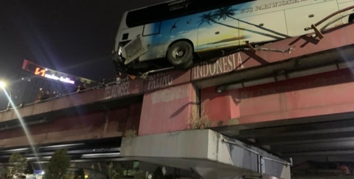 Bus Karyawan Nyaris Terjun dari Jembatan Flyover Karawang, Begini Kronologinya