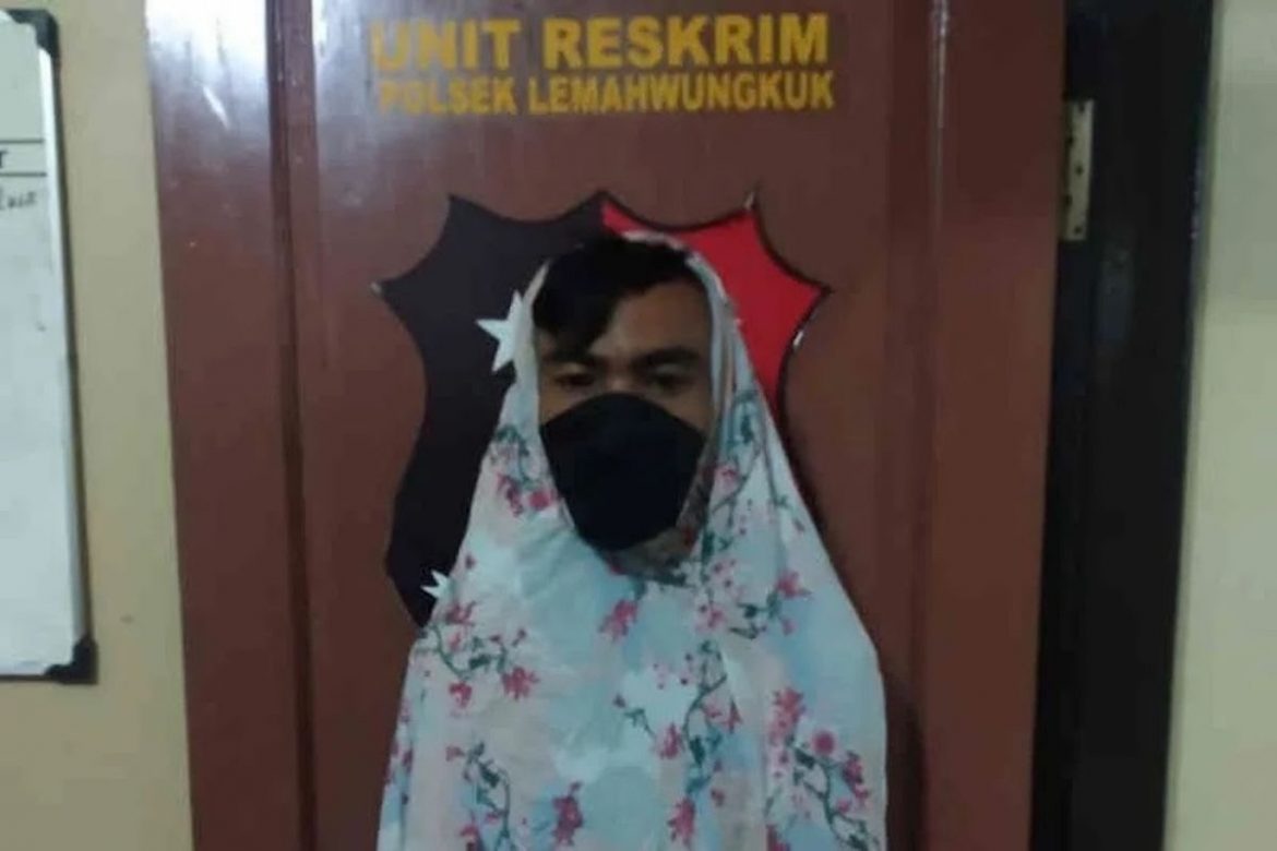 Polisi Membekuk Pencuri di Cirebon Menyamar Kenakan Mukena dan Masker