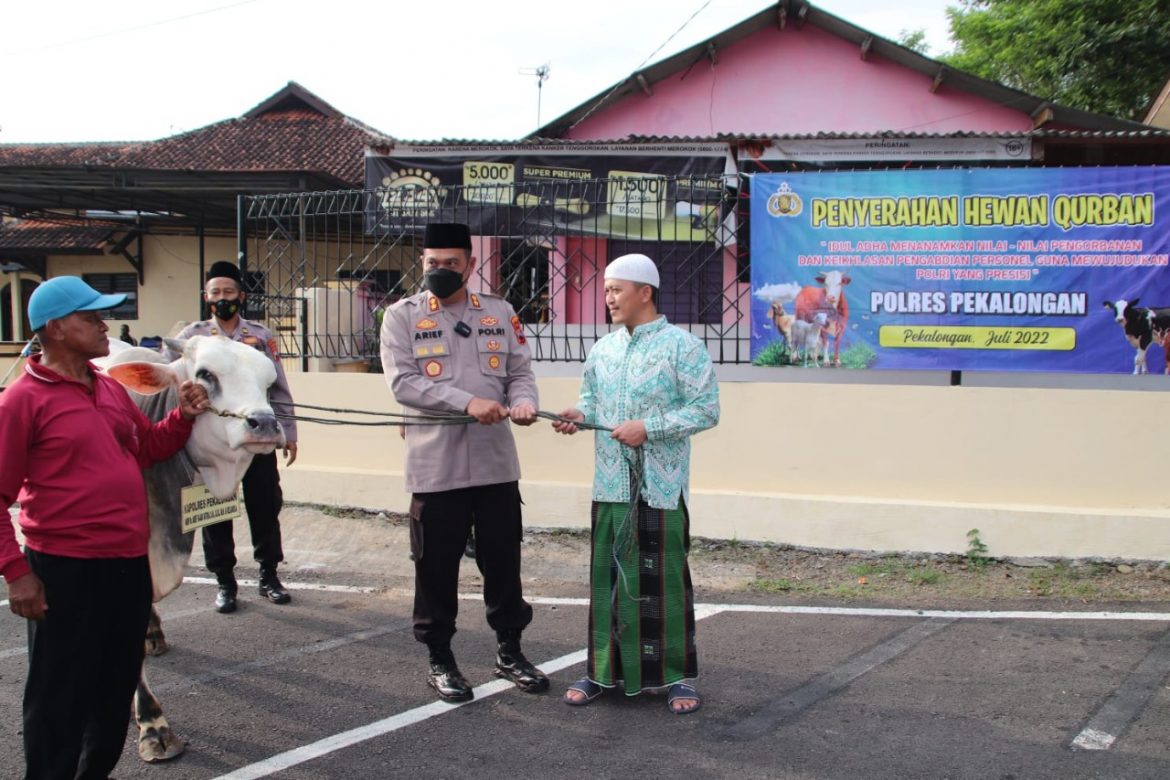 Kapolres Pekalongan Serahkan Hewan Kurban Kepada Takmir Masjid dan Pondok Pesantren