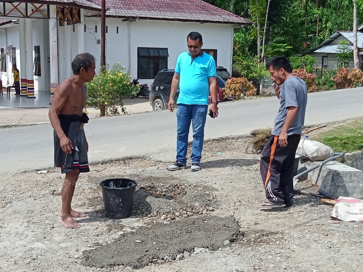 Jalan depan Kantor berlubang, Pemerintah Kecamatan Alasa tambal pakai semen