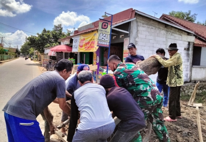 Demi Keselamatan Warga, Babinsa Cengkong Turut Tebang Pohon