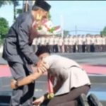 Bikin Haru, Anak Sopir Angkot di Bandung Dilantik Jadi Polisi, Tak Kuasa Menahan Air Mata Hingga Bersujud di Kaki Ayahnya