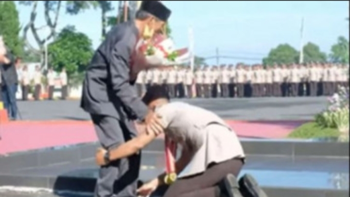 Bikin Haru, Anak Sopir Angkot di Bandung Dilantik Jadi Polisi, Tak Kuasa Menahan Air Mata Hingga Bersujud di Kaki Ayahnya