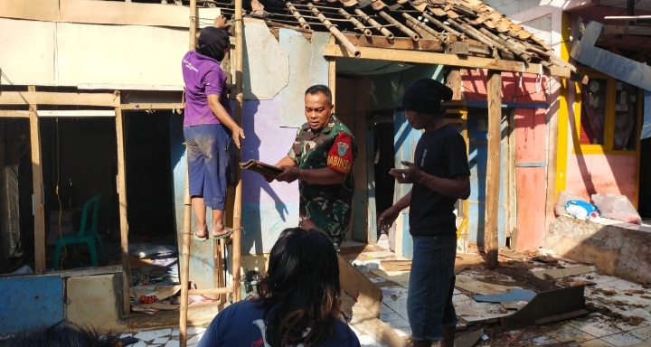 Ringankan Beban Warga Binaan, Babinsa Koramil 0406/Cikampek Bantu Bangun Rumah