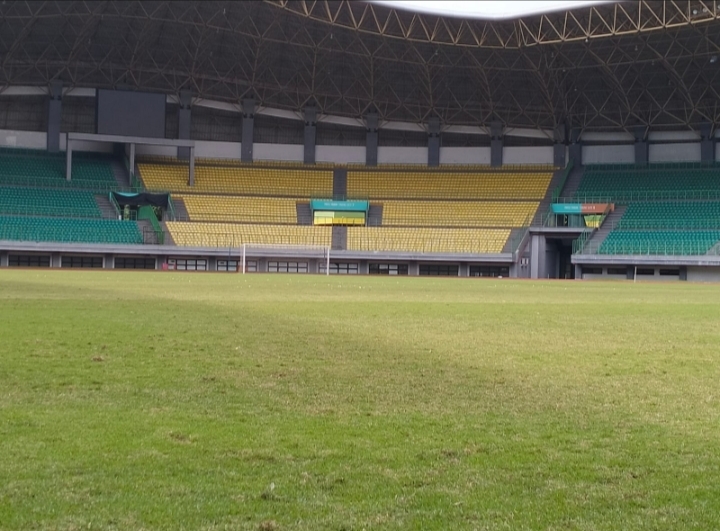 Rumput Stadion Patriot Chandrabaga Bekasi Butuh Perawatan Serius