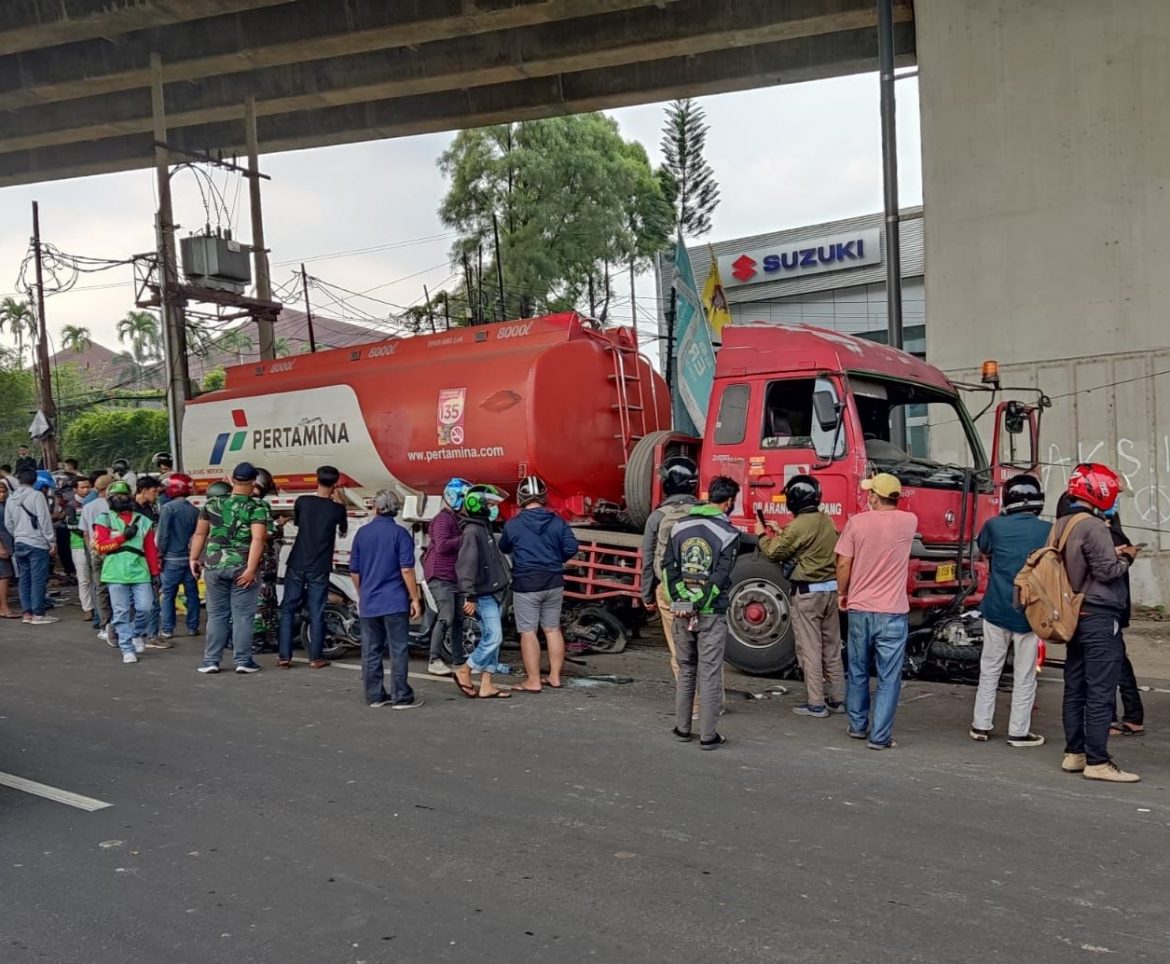 Truk Tangki Pertamina Seruduk Mobil dan Motor di Cibubur, 10 Orang Dilaporkan Tewas