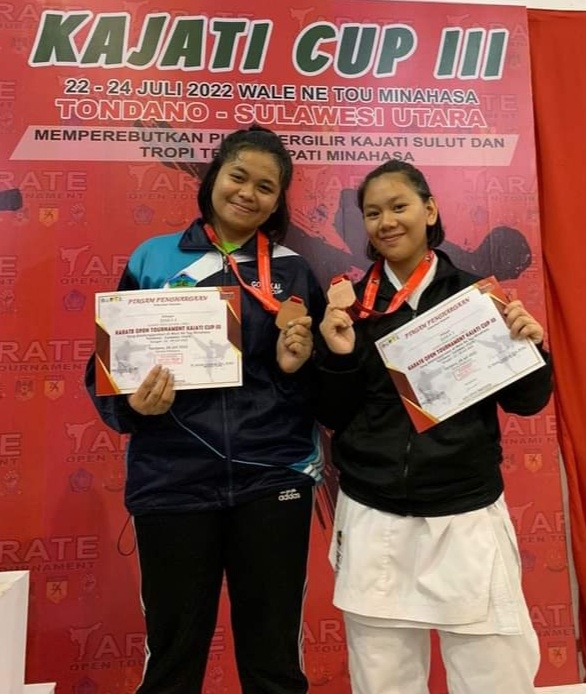 Bupati Minahasa Serahkan Medali Emas, Perak dan Perunggu Kepada Pemenang Karate Kajati Cup III 2022