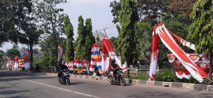 Jelang HUT RI ke-77, Pedagang Bendera Musiman di Purwakarta Berharap Cuan dari Penjualan