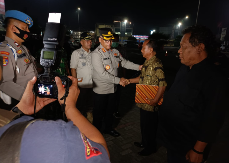 Kapolres Berikan Penghargaan Kepada Hansip di Bekasi yang Berhasil Gagalkan Maling Motor