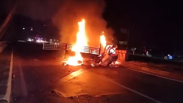 Pickup Tabrak Pembatas Jalan di Pantura Subang, 4 Orang Tewas Terpanggang 3 Terluka