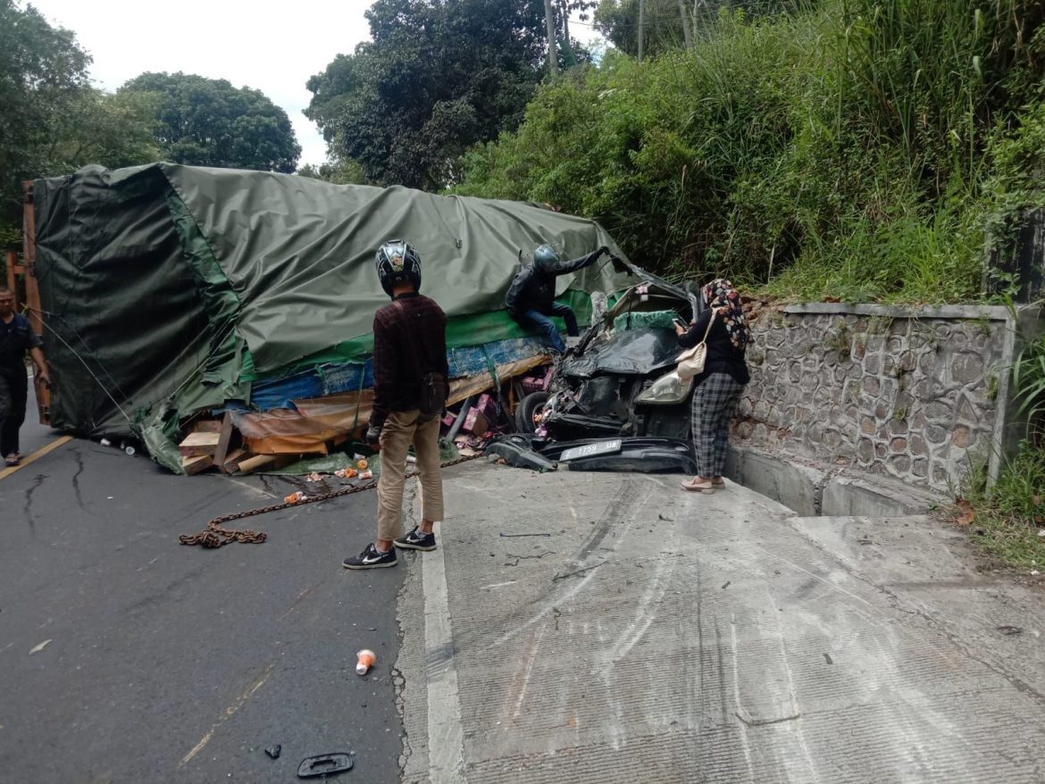 Truk Terguling Ditanjakan Timpa Mobil di Tasikmalaya, 2 Orang Tewas