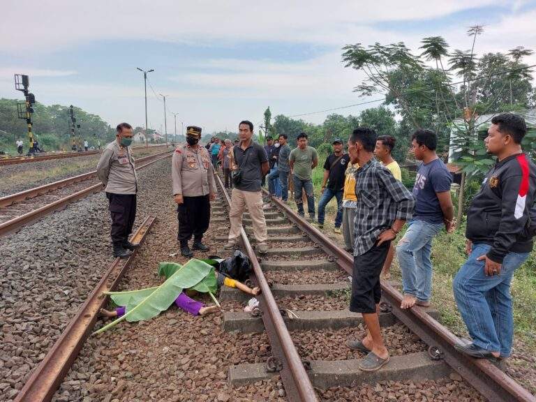 Nahas! Bocah 12 Tahun Tewas Diseruduk Kereta Api Di Karawang