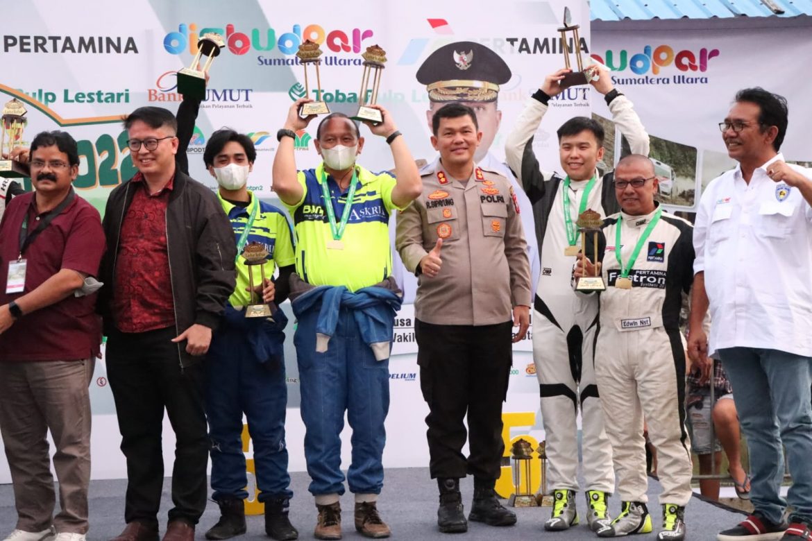 Kapolres Simalungun Dampingi Dirlantas Poldasu Hadiri Closing Ceremonial Even Danau Toba Rally 2022 Di Parapat