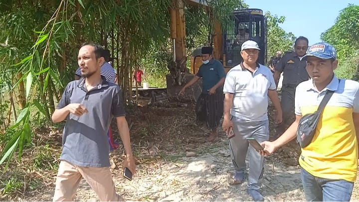 Akses Jalan Poros Kabupaten Sampang ” Rusak Parah” Masyarakat Antusias Gotong Royong Memperbaiki