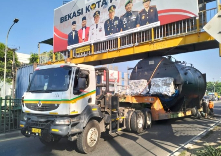 Truk Tangki Tersangkut di JPO Bekasi, Lalin Sempat Macet