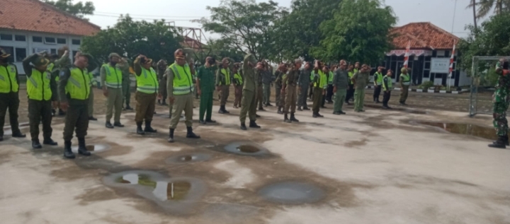 Babinsa Gembleng Ratusan Anggota Linmas se Kecamatan Cilebar untuk Meningkatkan Disiplin