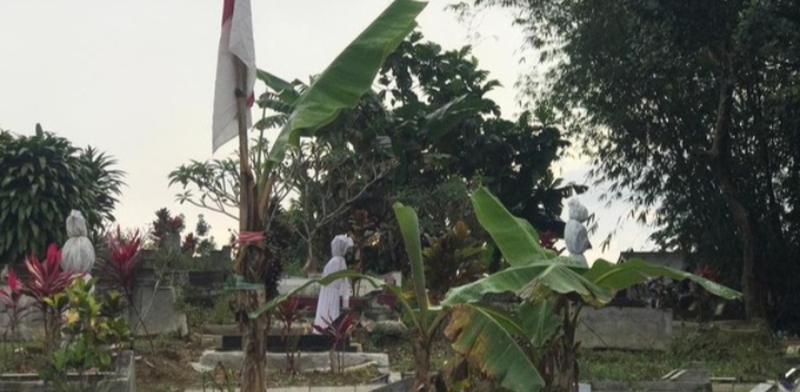 Ih Serem! Ada Pocong Mejeng di TPU Pangkalan Sukabumi