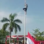 Heroik Petani di Jayakerta Panjat Tiang, Karena Tali Bendera Nyangkut Saat Upacara HUT Ke-77 RI