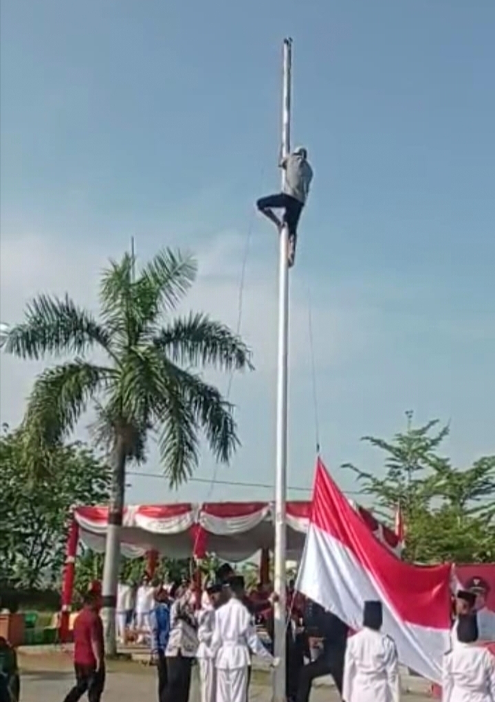 Heroik Petani di Jayakerta Panjat Tiang, Karena Tali Bendera Nyangkut Saat Upacara HUT Ke-77 RI