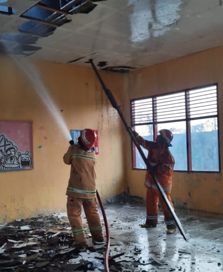 Siang Bolong Satu Kelas MTsN 1 Karawang di Cilamaya Wetan Hangus Terbakar, Diduga Akibat Bakaran Sampah