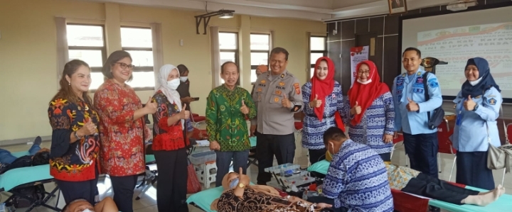 Peringati HUT Polwan ke-74, Polres Karawang Gelar Donor Darah bareng Warga