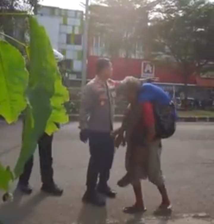 Kisah Kapolres Karawang Bantu Seorang Pria Tua yang Gendong Orang Lumpuh