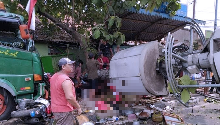 Kecelakaan Maut libatkan Truk Trailer tabrak Tiang di Bekasi, Tewaskan Sejumlah Korban