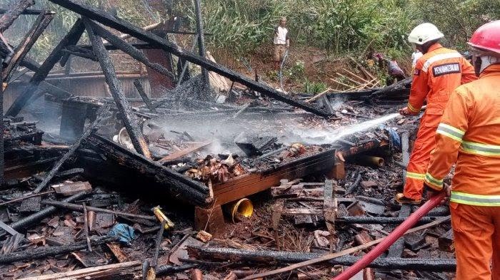 Diduga Korsleting Listrik, Sebuah Rumah di Sumedang Ludes Terbakar