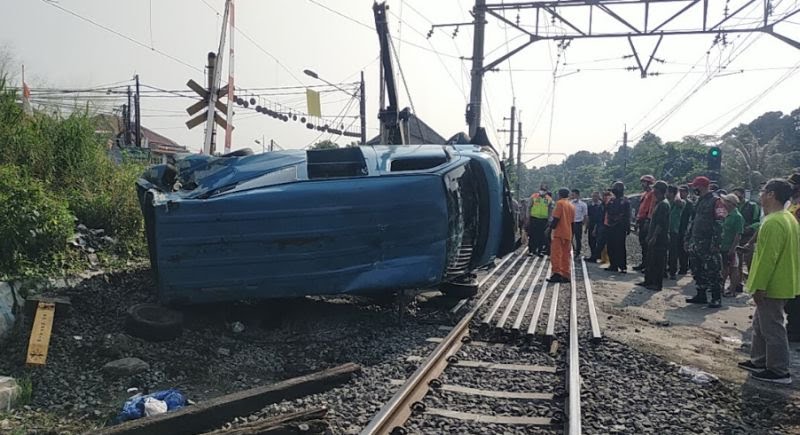 Diduga Rem Blong, Angkot Terguling Tertabrak Kereta Api di Bogor