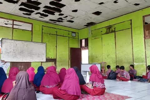 Miris! Tak Ada Meja Kursi, Murid SDN Sukawangi Bekasi Terpaksa Belajar Lesehan