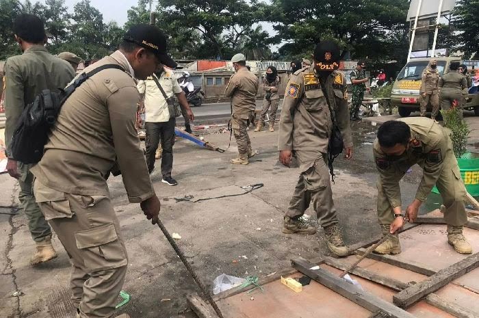 Bangli di Area estetika Taman Ramah Lingkungan Gandasari, Dibongkar Satpol PP Bekasi