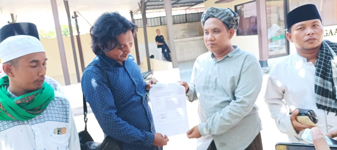 Aliansi Kiayi dan Tokoh Pemuda, Laporkan Firdaus Oiwobo ke Polres Sampang atas Dugaan Pernyataan “Tak Percaya Dukun Batal Syahadat”