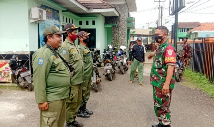 Babinsa Berikan Pelatihan Kedisiplinan Terhadap Anggota Linmas Cikampek Timur