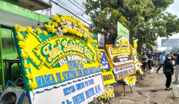 Karangan Bunga Bela Sungkawa Penuhi Lokasi Kecelekaan Maut di Depan SDN Kota Baru Bekasi