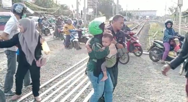 Anggota Polsek Cikarang, Gerak Cepat Bantu Korban Kecelakan Tunggal di Perlintasan Kereta Api