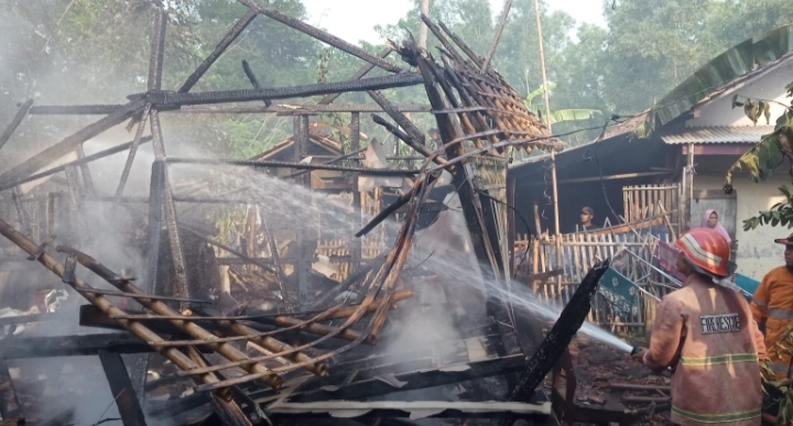 Lupa Matikan Tungku Kayu Bakar, Rumah Warga Hangus Tebakar