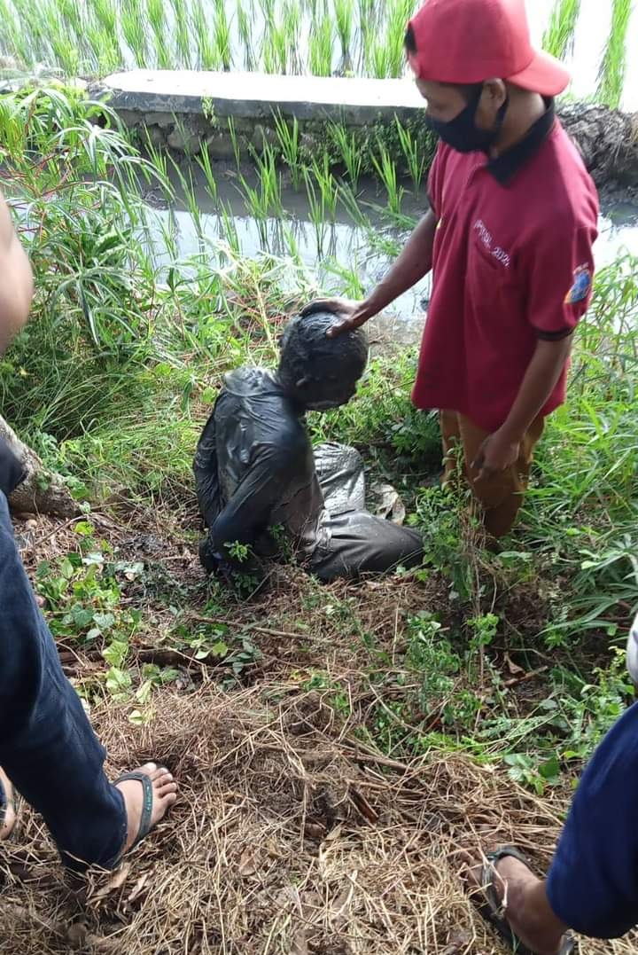 Apes! Kepergok curi Motor Warga di Pebayuran: Maling Nekat Terjun ke Sawah, “Mandi” Lumpur saat Ditangkap