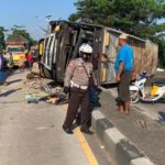 Alami Pecah Ban, Bus AKAP Terguling di Pantura Subang