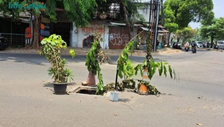 Miris! Penutup Saluran Air di Jalan Chairil Anwar Bekasi Timur Diduga Dicuri, Pengendara Harap Hati-hati